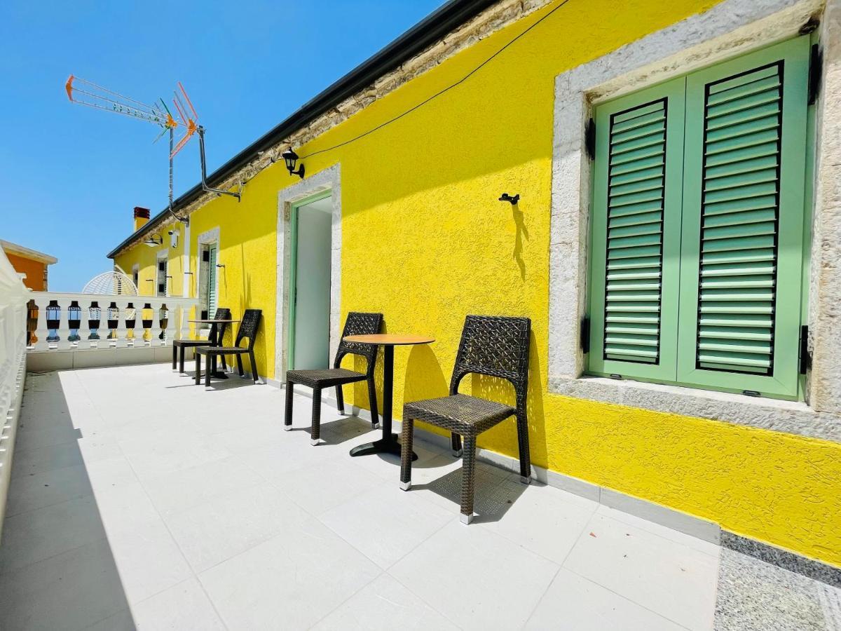 Mpolanos Guesthouse Himare Ngoại thất bức ảnh