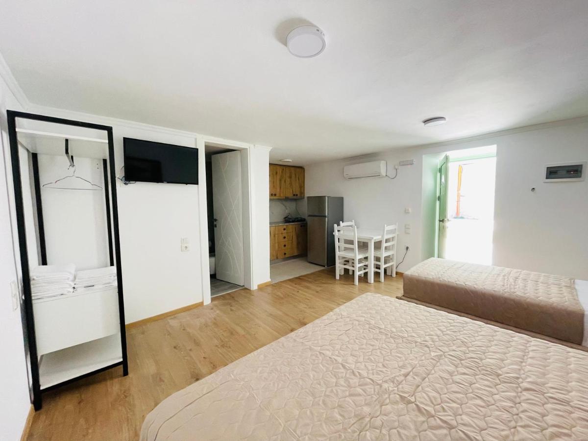 Mpolanos Guesthouse Himare Ngoại thất bức ảnh