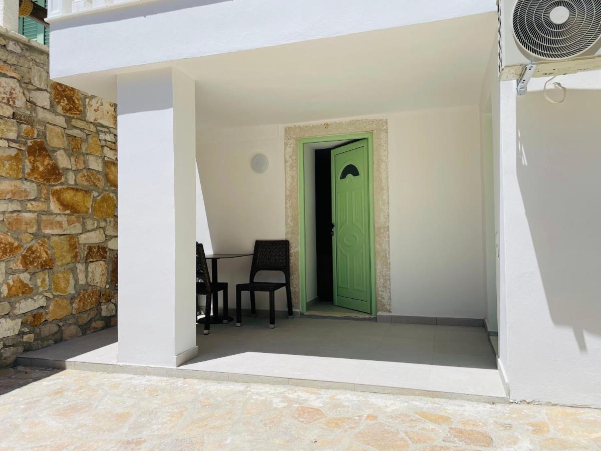 Mpolanos Guesthouse Himare Ngoại thất bức ảnh