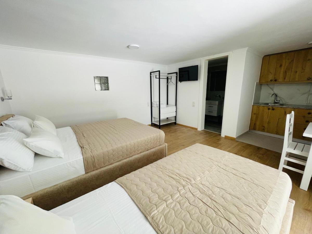 Mpolanos Guesthouse Himare Ngoại thất bức ảnh