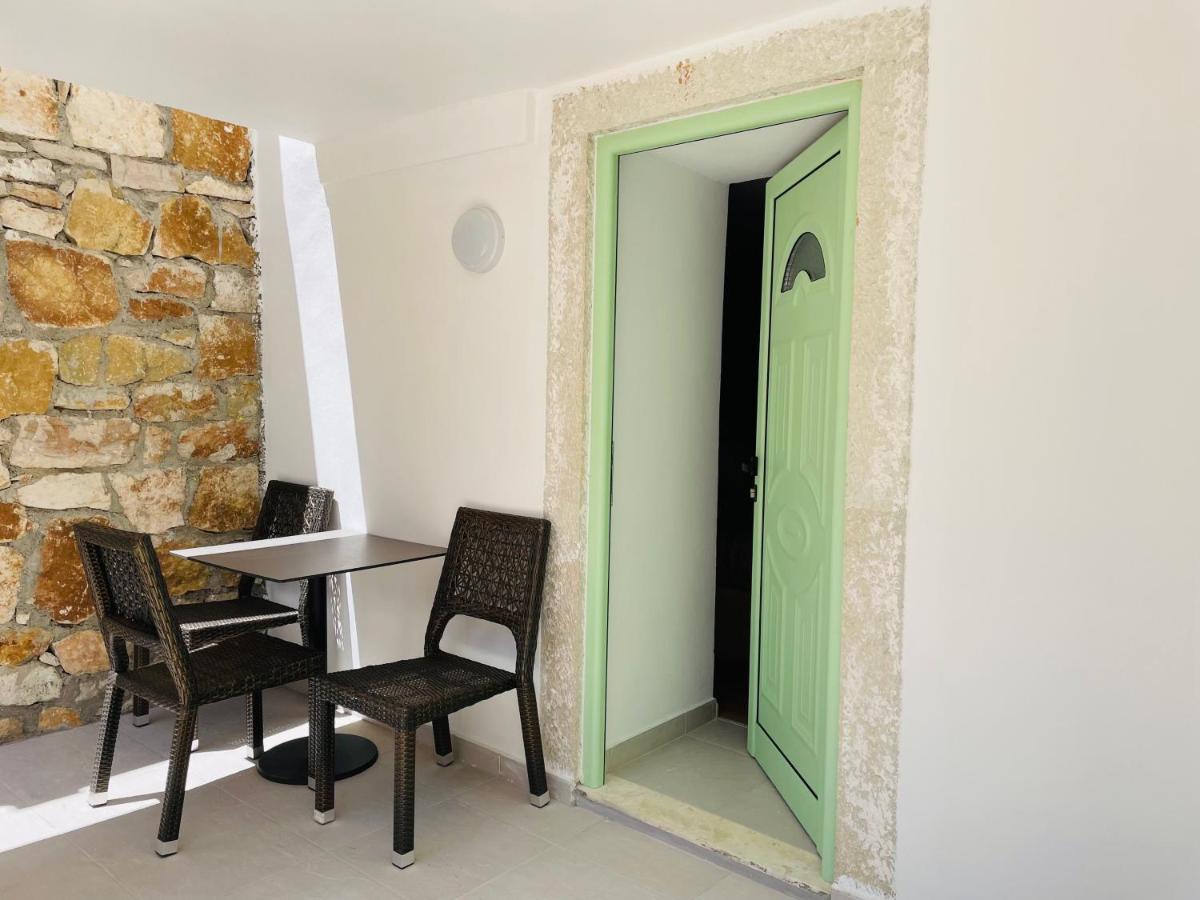 Mpolanos Guesthouse Himare Ngoại thất bức ảnh
