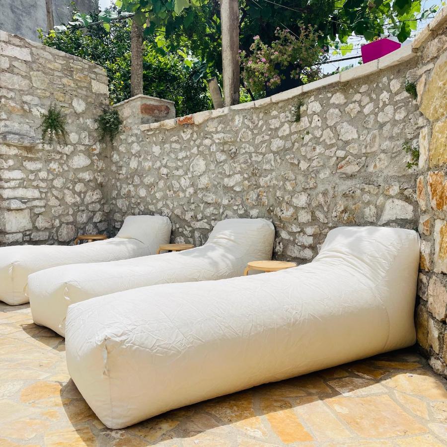 Mpolanos Guesthouse Himare Ngoại thất bức ảnh