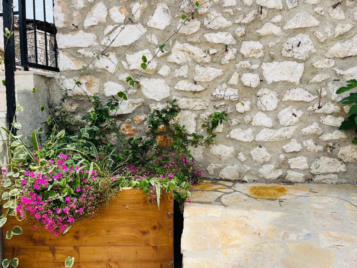 Mpolanos Guesthouse Himare Ngoại thất bức ảnh