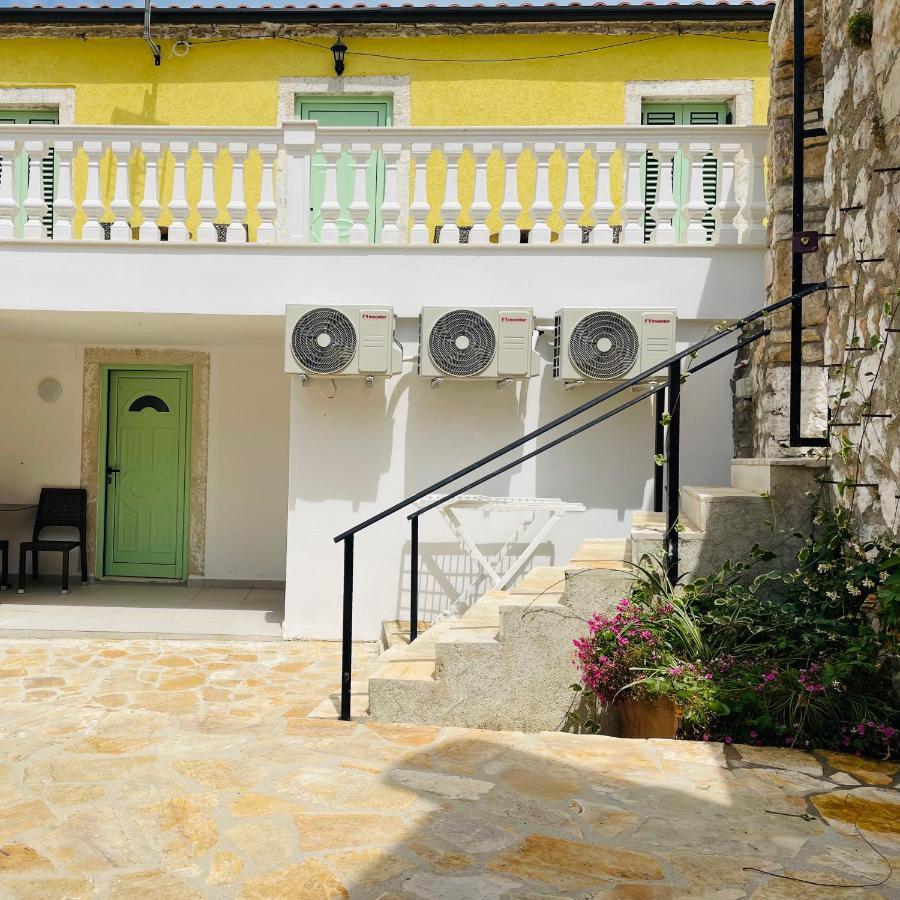 Mpolanos Guesthouse Himare Ngoại thất bức ảnh